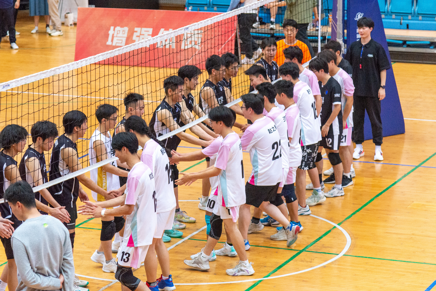 双方赛后握手致意(学通社记者 魏雨城 摄)
