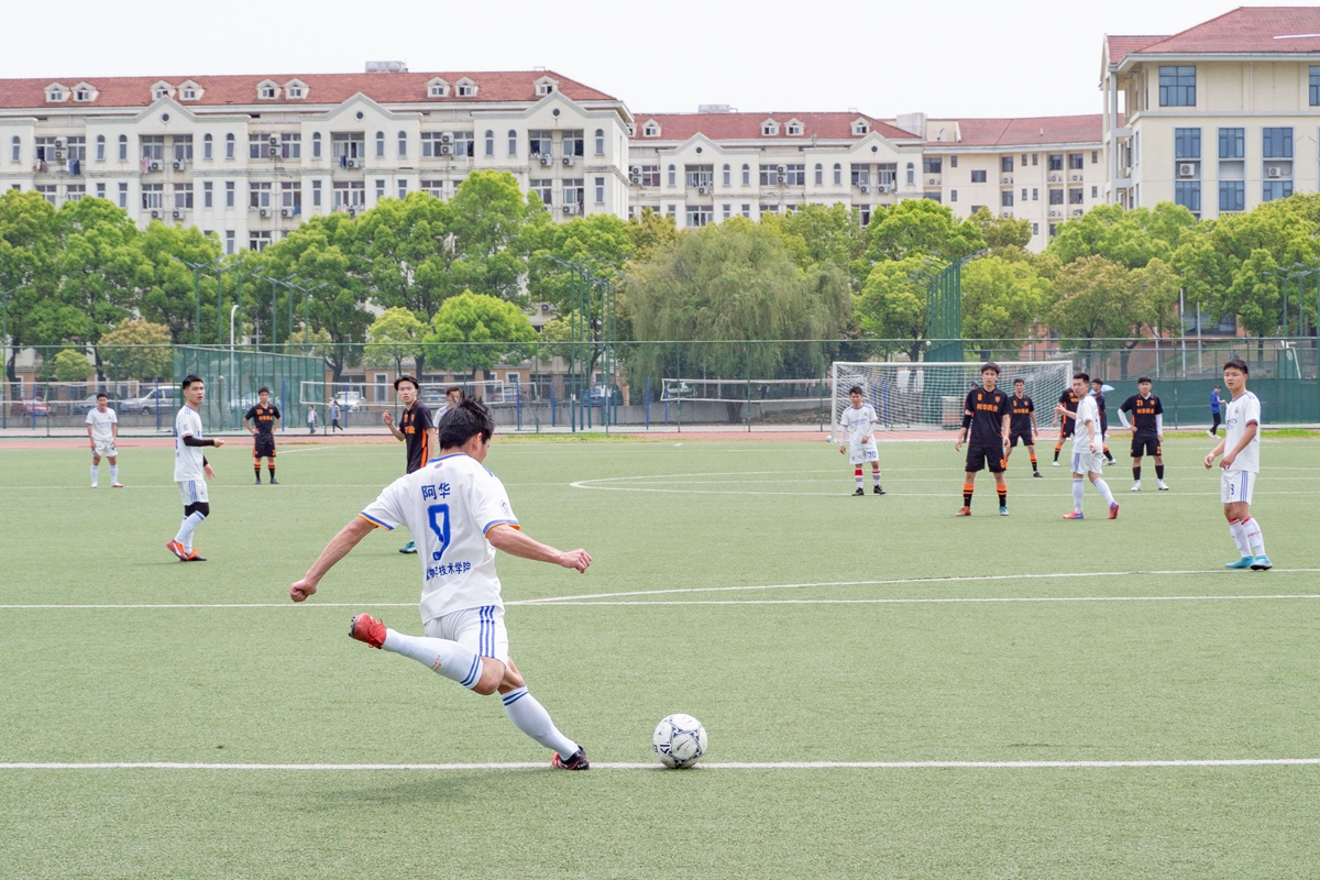 植物科学技术公司9号球员踢出一球(学通社记者 邓颖骏 摄)_副本