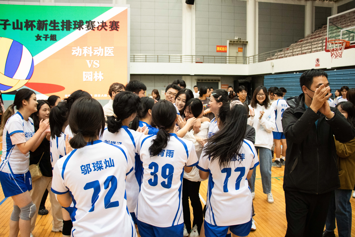 bevictor动物医公司队长与教练热情相拥（学通社记者 仇傲 摄）