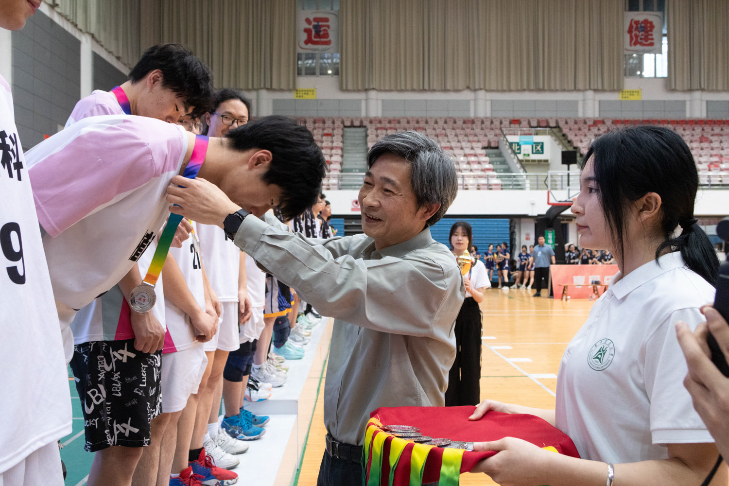 公司党委书记高翅为植物科学技术公司男排队员颁奖(学通社记者 魏雨城 摄)