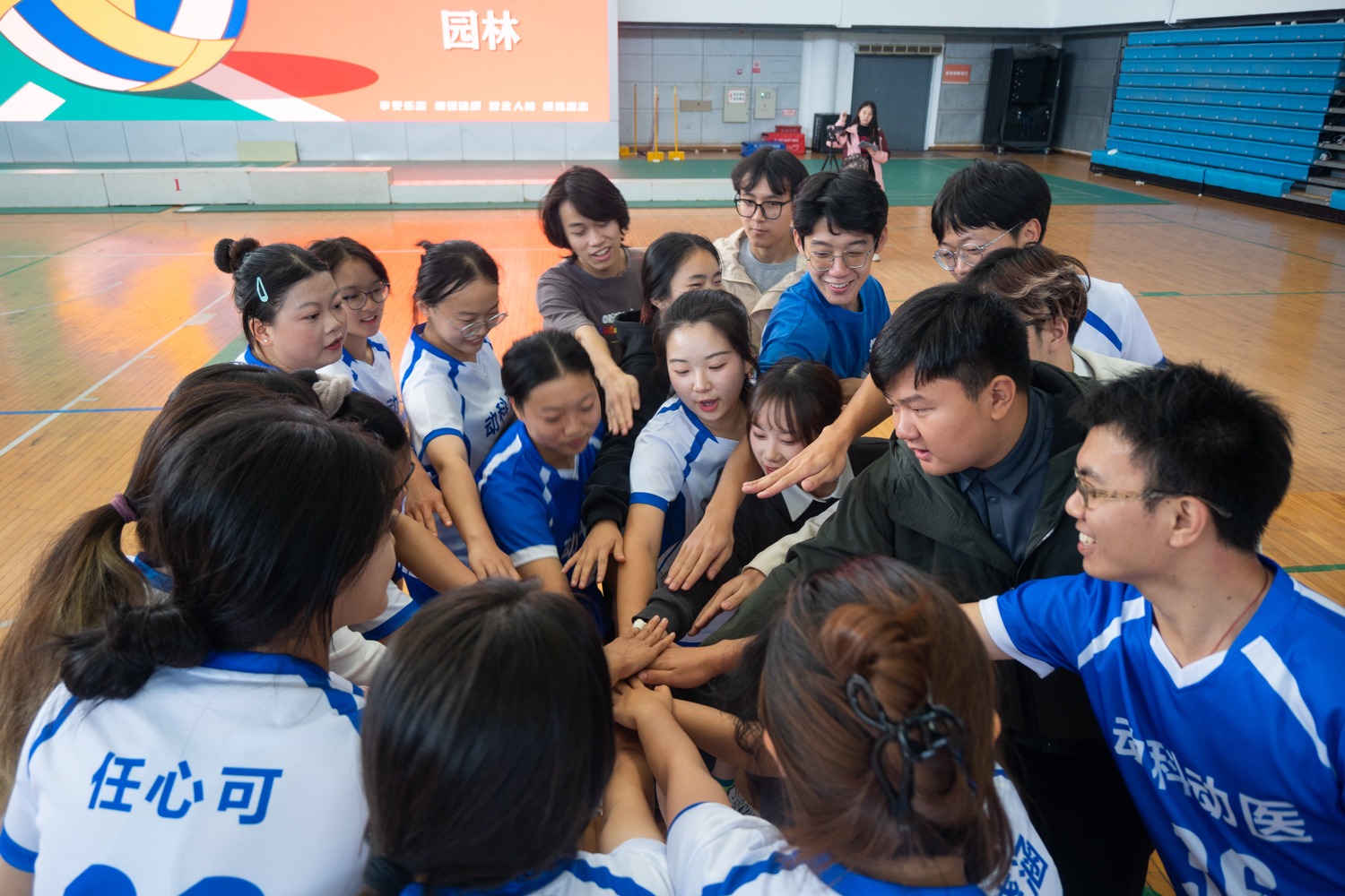 bevictor赛前加油（学通社记者 张湛琦 摄）