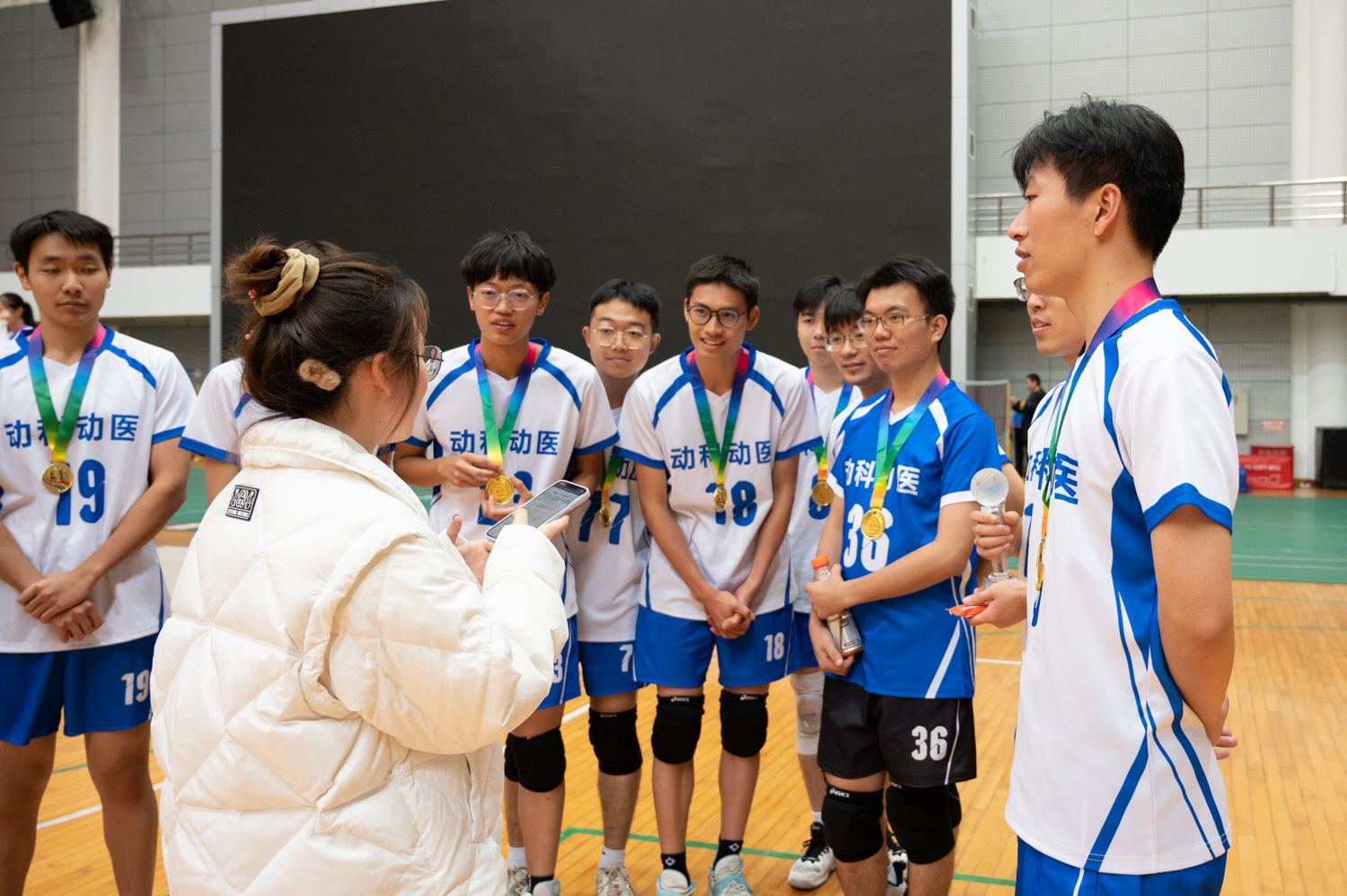 2023狮子山杯新生排球赛男排bevictor同学采访现场（学通社记者 许可 摄）