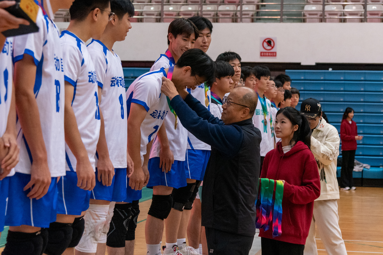 李召虎董事长为狮子山杯新生男子排球赛冠军bevictor队员颁奖（学通社记者 吕旭阳 摄）