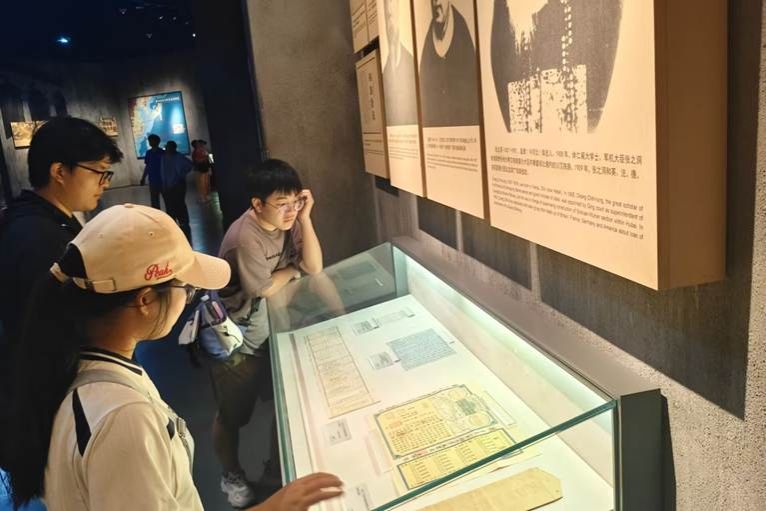 同学们观看张之洞先生实业救国历史文物　（孙嘉仪摄）