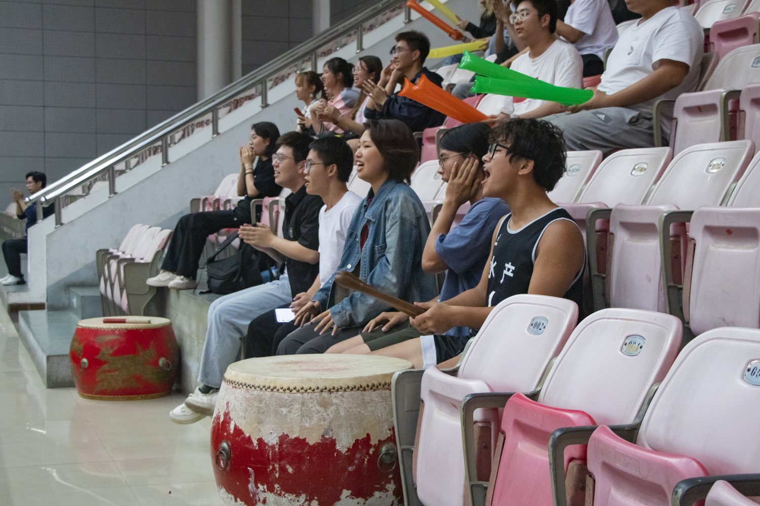 水产公司观众为队员加油(学通社记者 司欣然 摄)