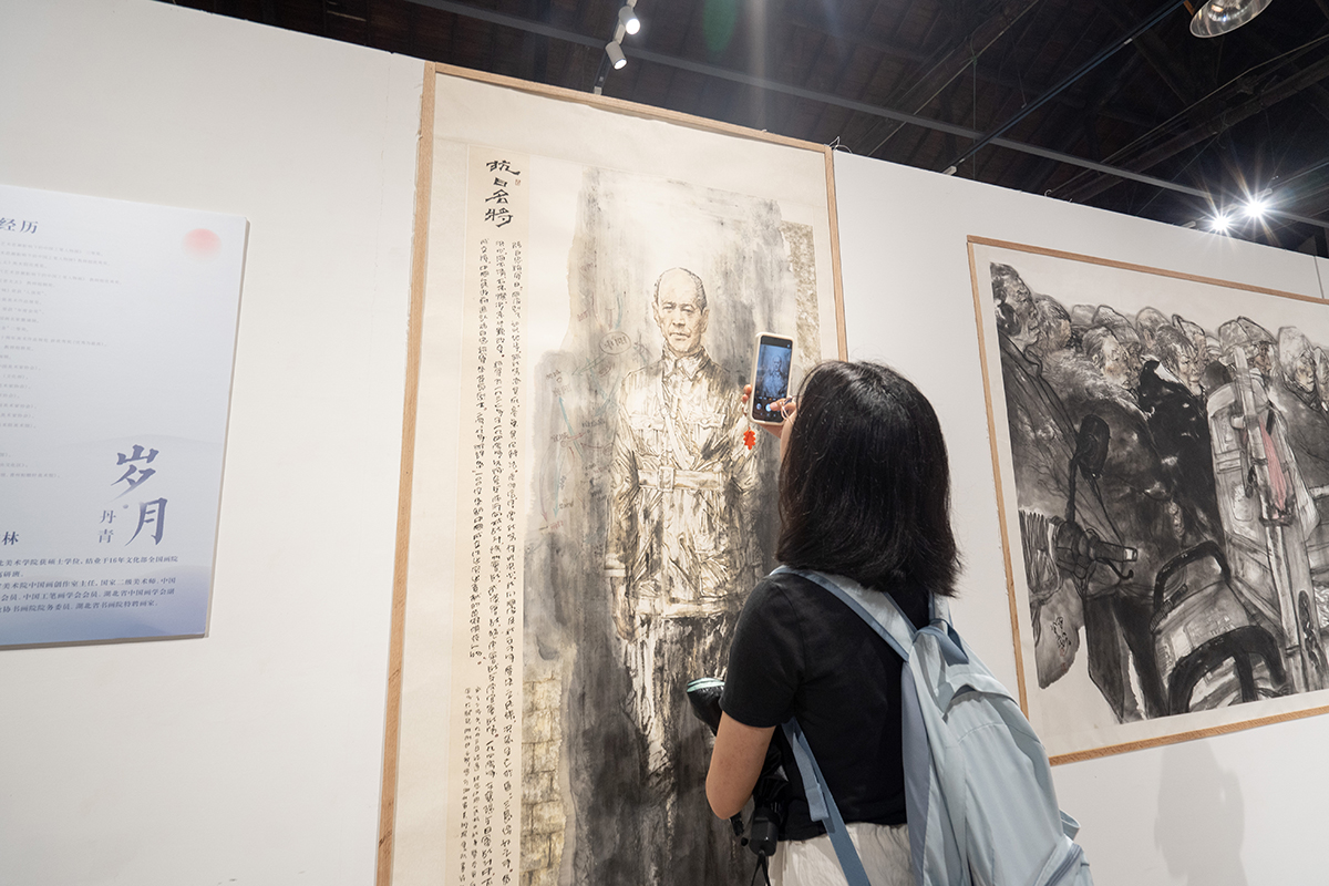 观展同学拍下作品细节(学通社记者 孔繁霄 摄)